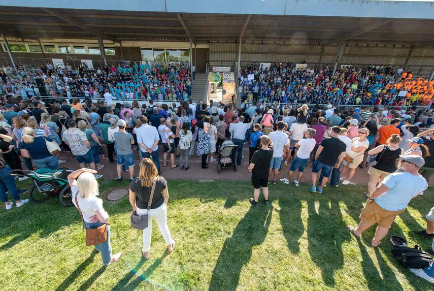 Abschlusskonzert der Musikschule Rhein-Kreis Neuss: 800 begeisterte Kinder sangen im Schlossstadion