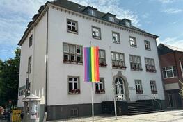 Grevenbroich zeigt Flagge zum Christopher Street Day 2025