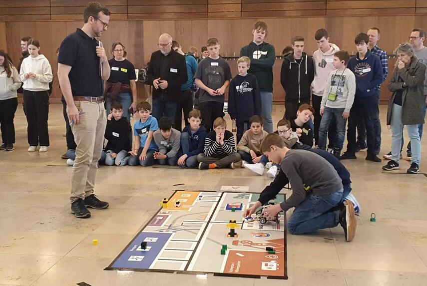 Schulen aus Grevenbroich und Neuss qualifizieren sich mit ihren Robotern für Regionalwettbewerb