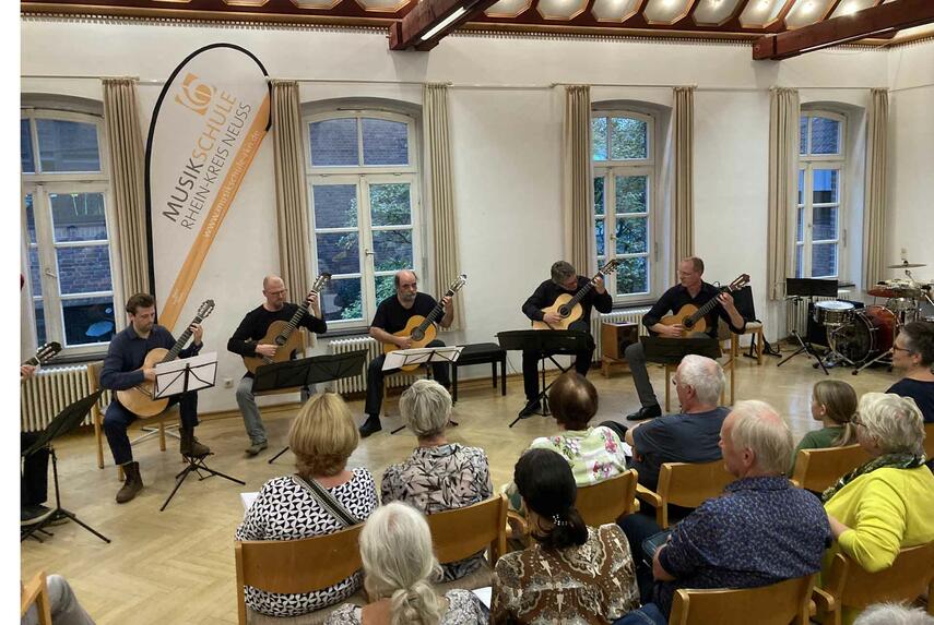 „Frisch gezupft“: Dozenten der Musikschule Rhein-Kreis Neuss gaben gelungenes Konzert