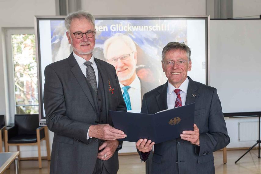 Bundesverdienstkreuz am Bande für Hans Scholten