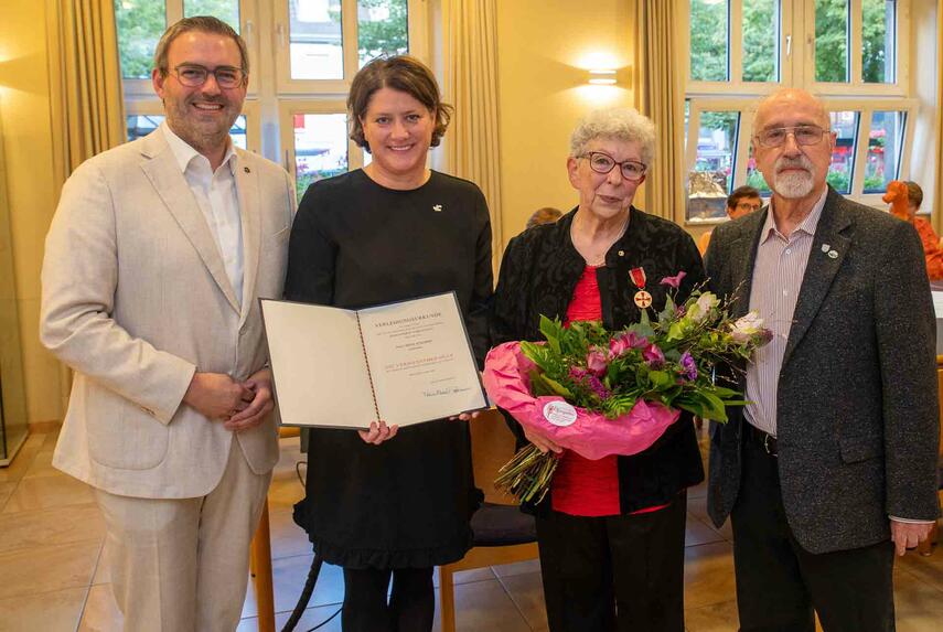 Erste stlv. Landrätin Katharina Reinhold überreicht die Bundesverdienstmedaille an Irene Schubert aus Dormagen