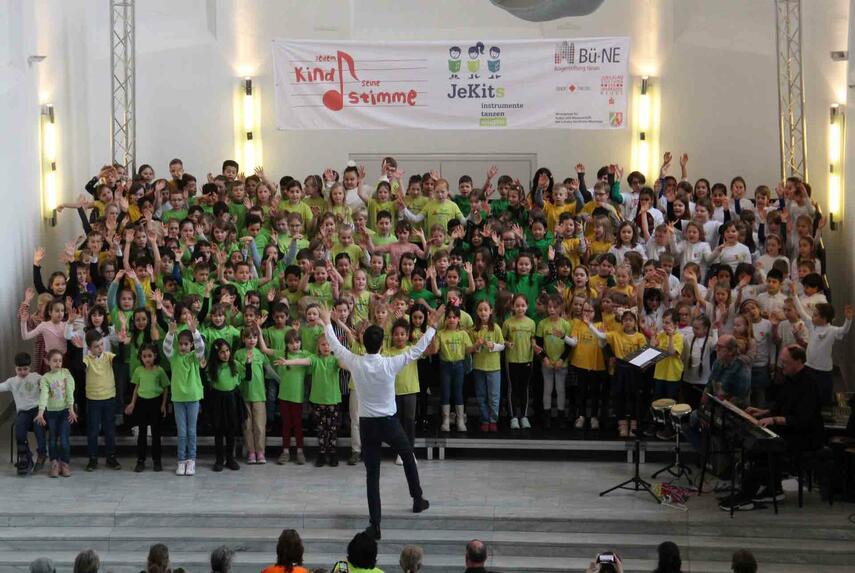 600 singende JeKits-Kinder im Zeughaus