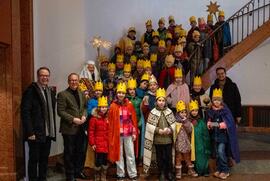 Sternsinger*innen bringen Segen am Neusser Rathaus an - BM Reiner Breuer empfängt rund 100 Kinder am Dreikönigstag