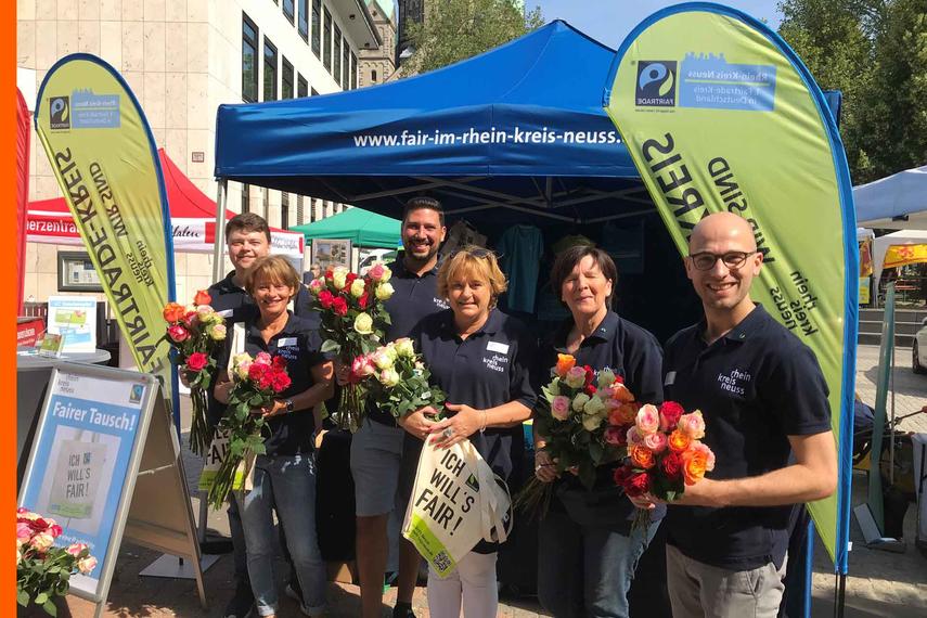 Fairtrade-Team verteilte Rosen und Baumwolltaschen beim Umweltmarkt
