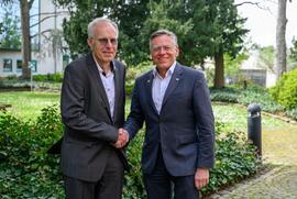 Landrat würdigt die Verdienste  von Dr. Bodo Karnbach