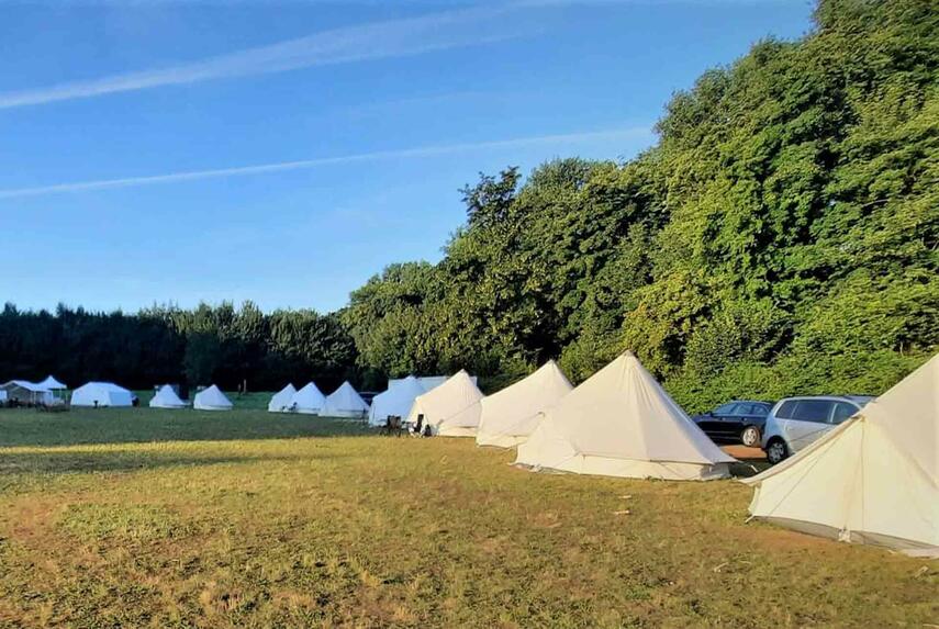 Familien-Zeltfreizeit des Kreisjugendamtes: Gelungenes Wochenende mit Bumerangs, Hobbyhorsing, Lagerfeuer und Nachtwanderung