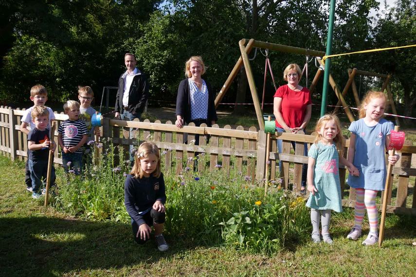 innogy Westenergie und der katholische Kindergarten Holzbüttgen bringen Wiesen zum Blühen