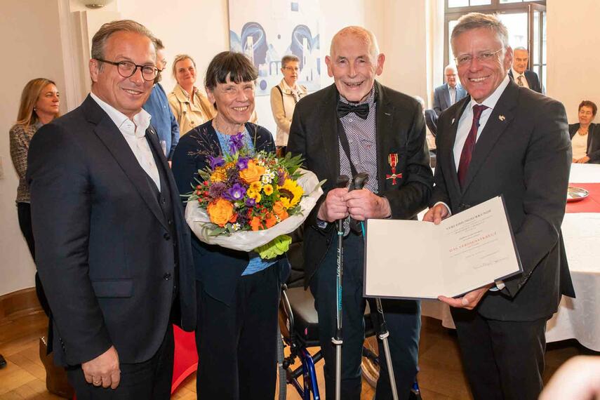Landrat Hans-Jürgen Petrauschke überreicht das Bundesverdienstkreuz an Egon Negele