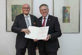 Landrat Hans-Jürgen Petrauschke überreicht das Bundesverdienstkreuz an Karl-Heinz Ehms aus Jüchen