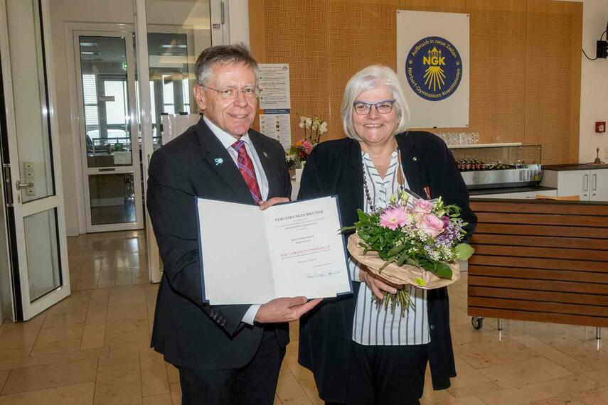 Landrat Petrauschke überreicht Bundesverdienstmedaille an Petra Friese