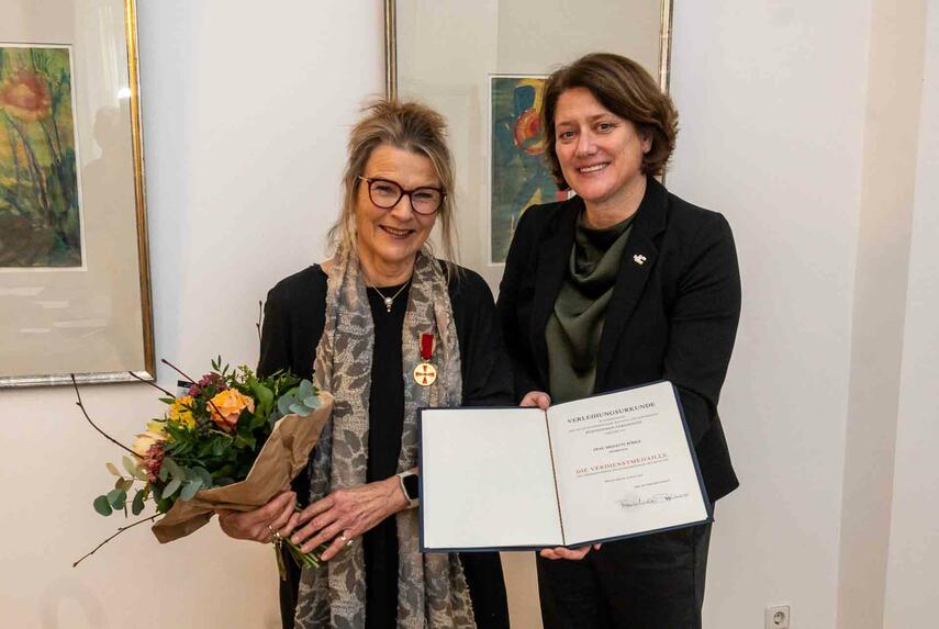 Landrätin Katharina Reinhold überreicht Bundesverdienstmedaille an Brigitte Röhle
