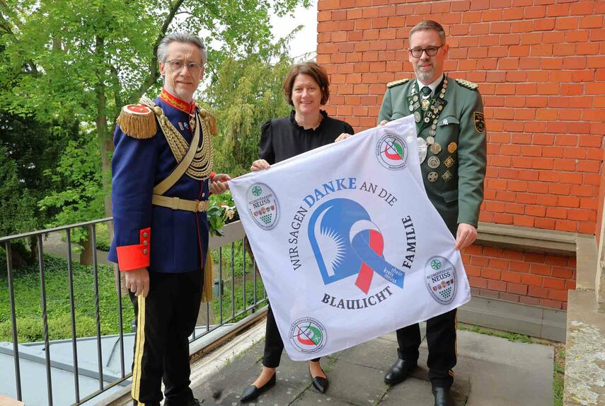 Schützen übergeben Fahne an Landrätin Katharina Reinhold und zeigen Flagge für die Blaulicht-Familie