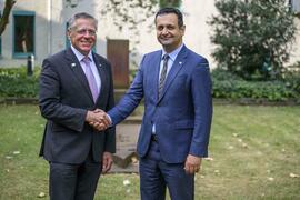 Rückkehr als Kreis-Dezernent: Bijan Djir-Sarai wird von Landrat Hans-Jürgen Petrauschke begrüßt