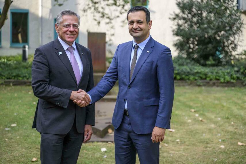 Rückkehr als Kreis-Dezernent: Bijan Djir-Sarai wird von Landrat Hans-Jürgen Petrauschke begrüßt