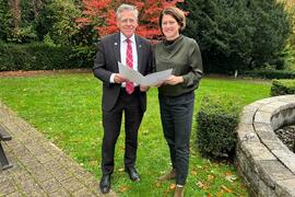 Landrat Hans-Jürgen Petrauschke überreicht Ernennungsurkunde als neue Landrätin an Katharina Reinhold