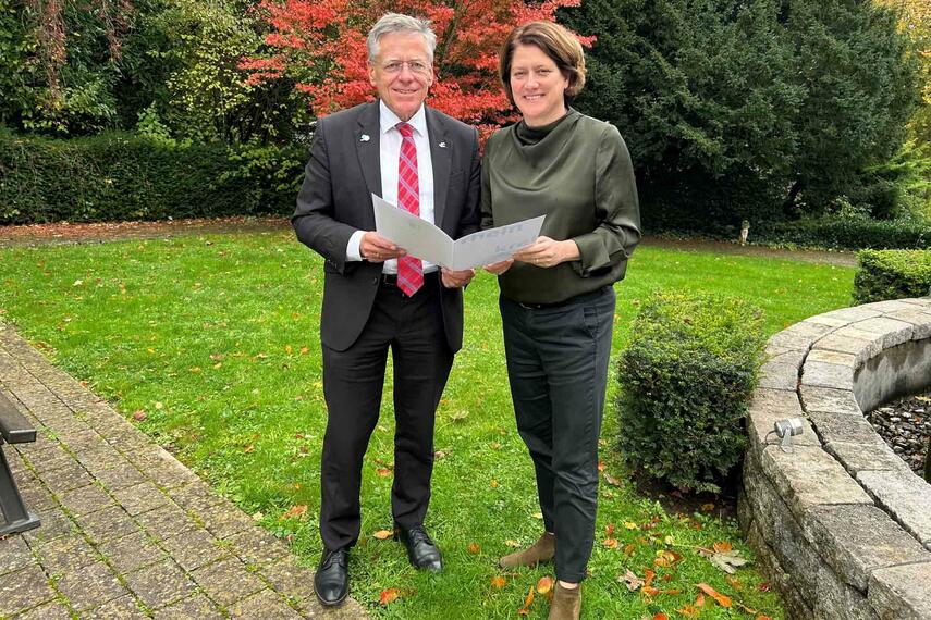 Landrat Hans-Jürgen Petrauschke überreicht Ernennungsurkunde als neue Landrätin an Katharina Reinhold