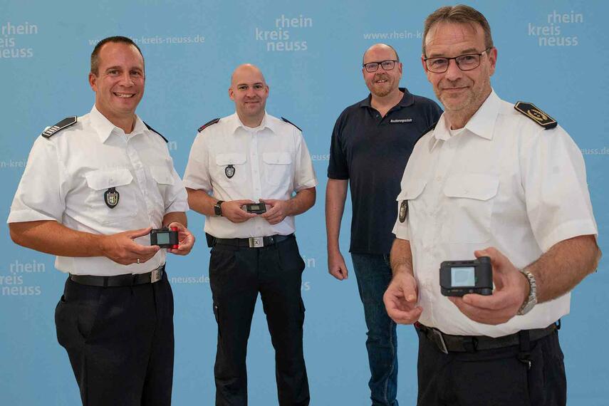Rhein-Kreis Neuss investiert weiter in Sicherheit: 3900 neue digitale Meldeempfänger für Feuerwehr und Hilfsorganisationen