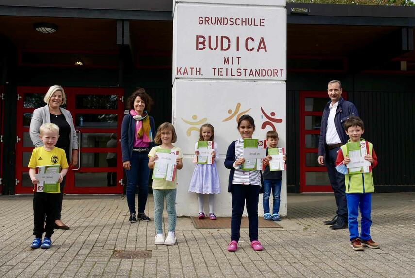 ErstklässlerInnen der Grundschule Budica freuen sich über Schulheftpakete von Westenergie