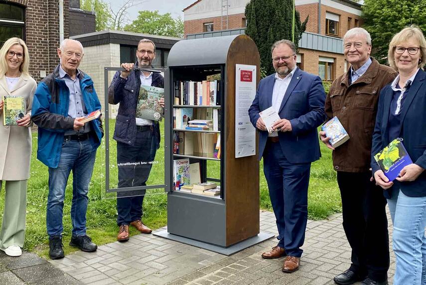 Westenergie und NEW eröffnen Bücherschrank in Kleinenbroich auf der Hochstrasse