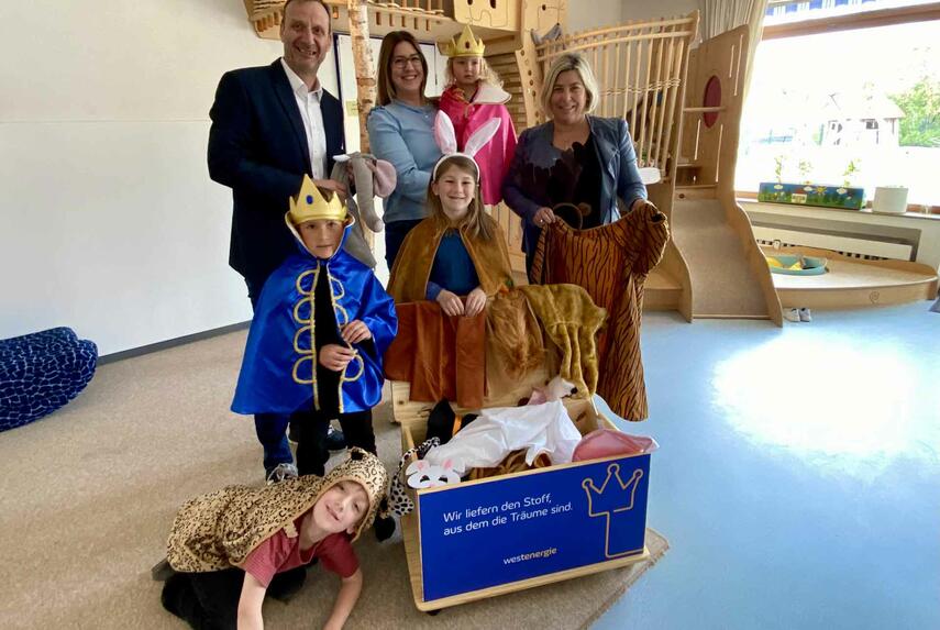 Kinder des Familienzentrums Zapageck freuen sich über Kostümkiste von Westenergie