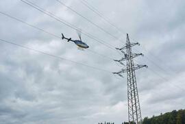 Hubschrauber der Westnetz kontrolliert Freileitungen im Rhein-Kreis Neuss