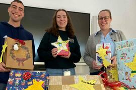 Kleine Sternschnuppen erfüllen Kinderwünsche - 23 Päckchen für Kinder und Jugendliche in Kaarst überreicht