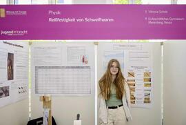 Viktoria Scholz gewinnt mit dem Projekt „Reißfestigkeit von Schweifhaaren“ beim NRW-Landeswettbewerb „Schüler experimentieren“